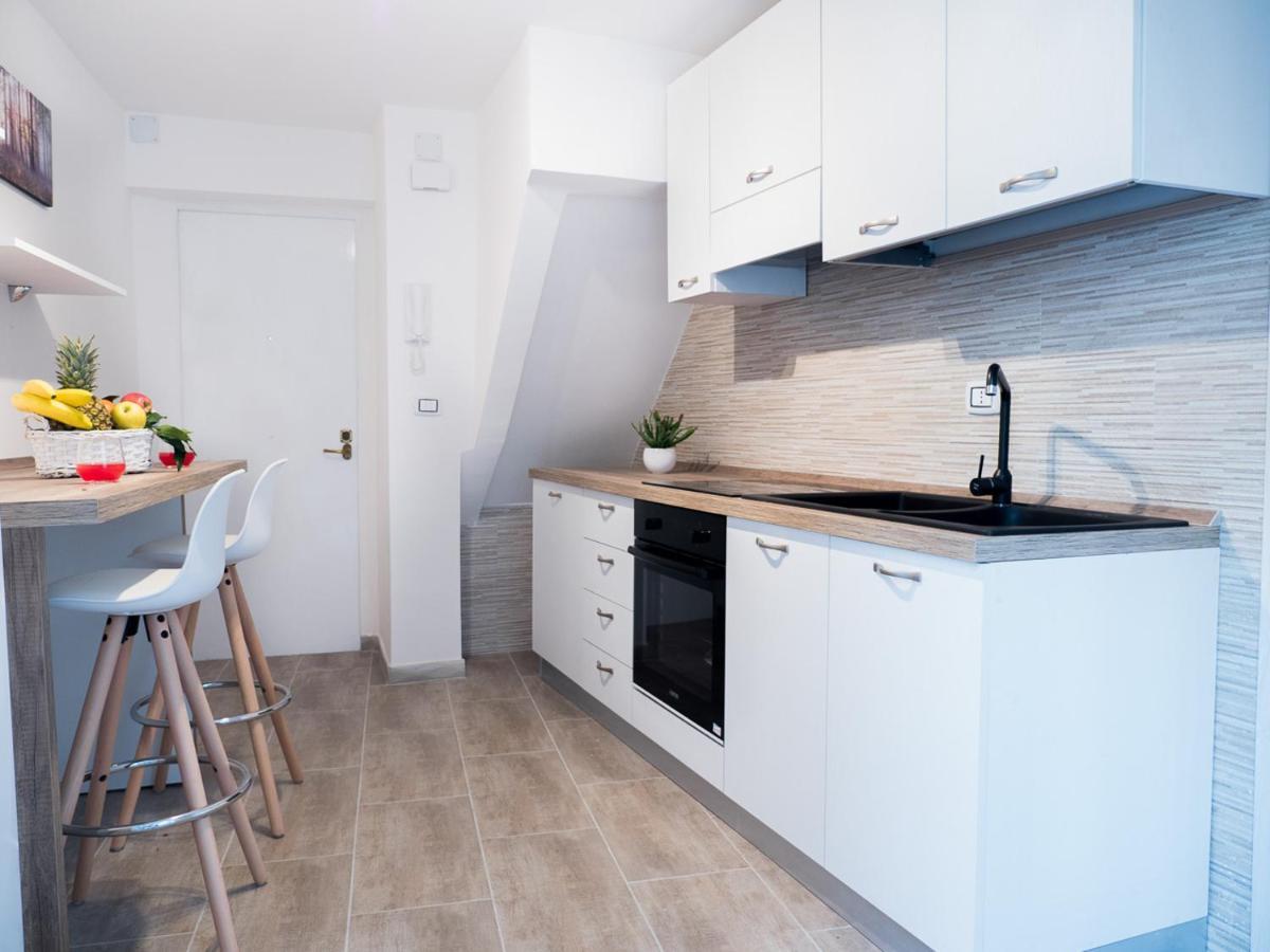 شقة Chiaia Premium Flat, Naples Center, Near Seaside المظهر الخارجي الصورة
